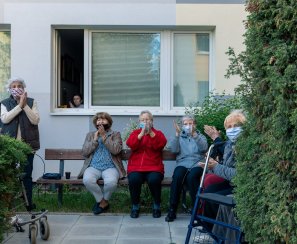 Hrajeme do oken, hudební vystoupení se publiku líbílo, dům pro seniory Jižní Město v Praze