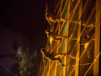 Vertikální tanečníci se představili na stěně budovy FILADELFIE